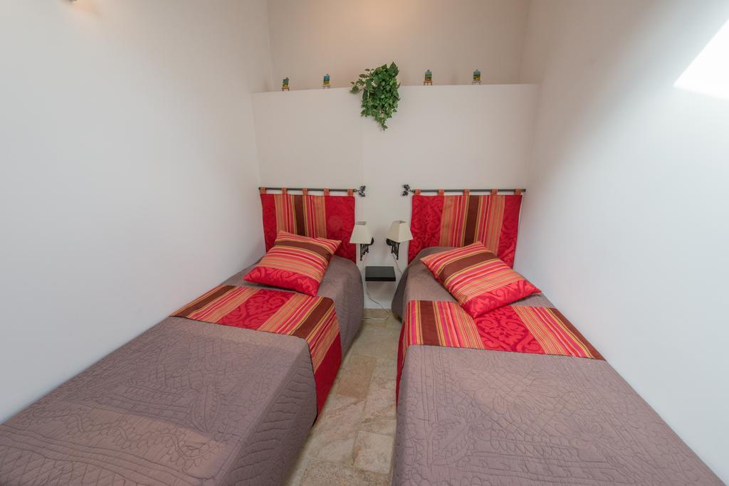 La Treille Et L'Impasse Hotell Ansouis Rom bilde